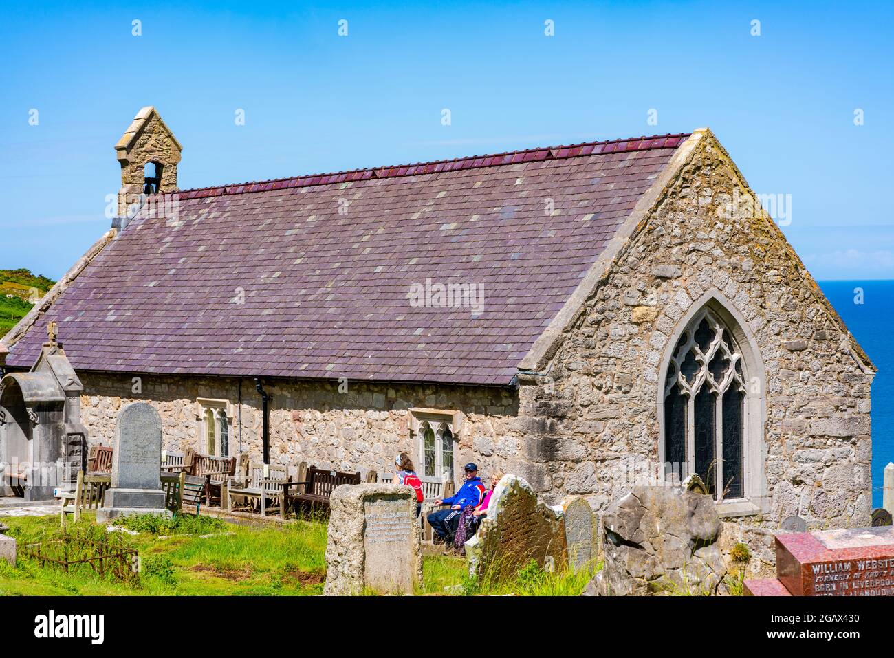 LLANDUDNO, WALES - 05. JULI 2021: St. Tudno's Church auf der Landzunge Great Orme wurde im 12. Jahrhundert erbaut Stockfoto