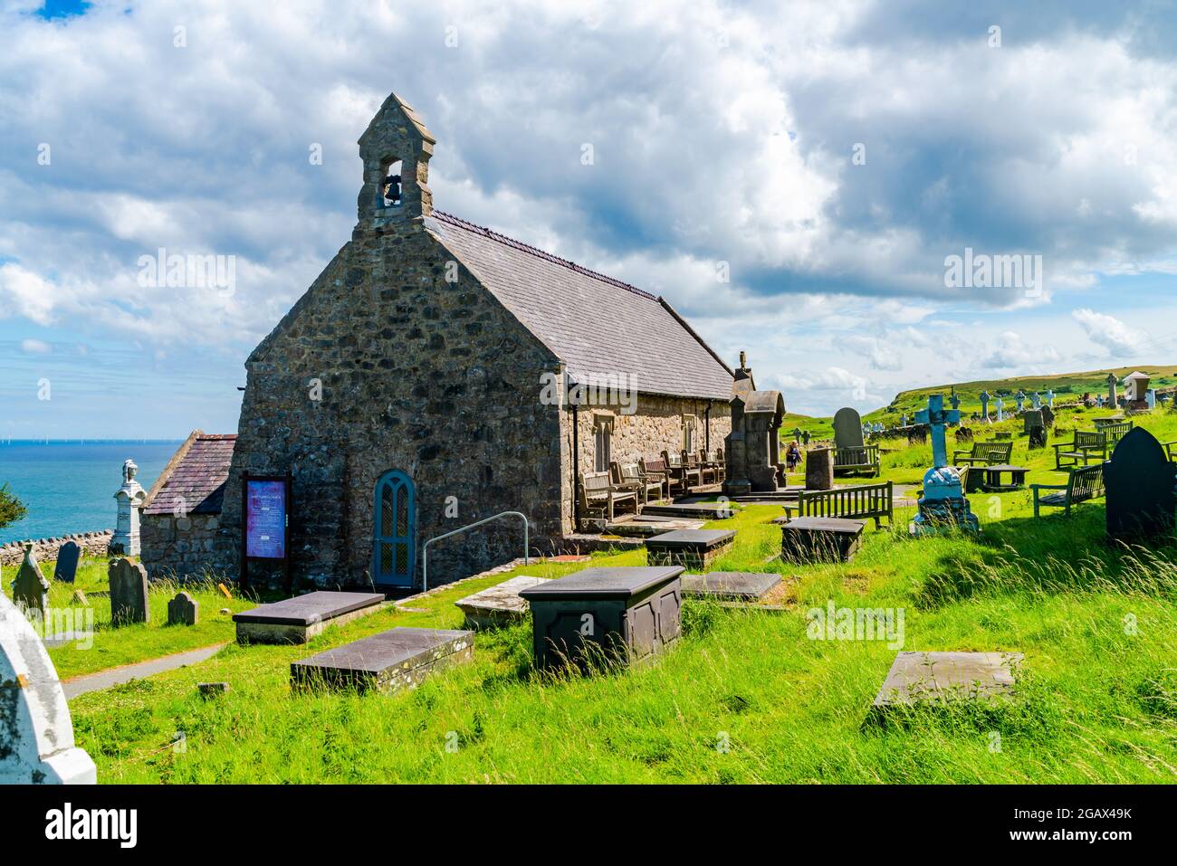 LLANDUDNO, WALES - 05. JULI 2021: St. Tudno's Church auf der Landzunge Great Orme wurde im 12. Jahrhundert erbaut Stockfoto