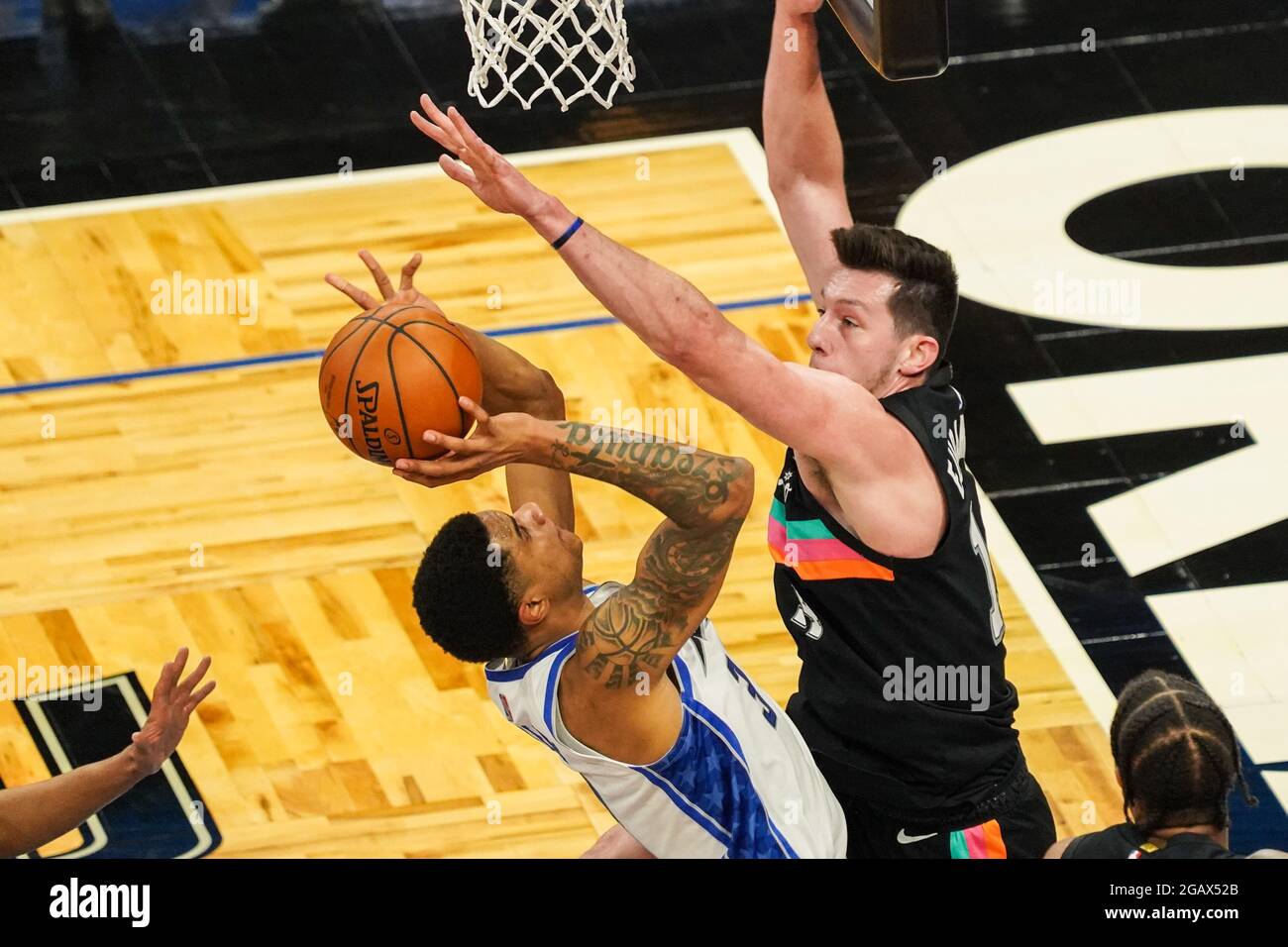 Orlando, Florida, USA, 12. April 2021, Orlando Magic Power Forward Chuma Okeke #3 Versuch, während des Spiels im Amway Center einen Korb zu machen (Bildnachweis: Marty Jean-Louis) Stockfoto