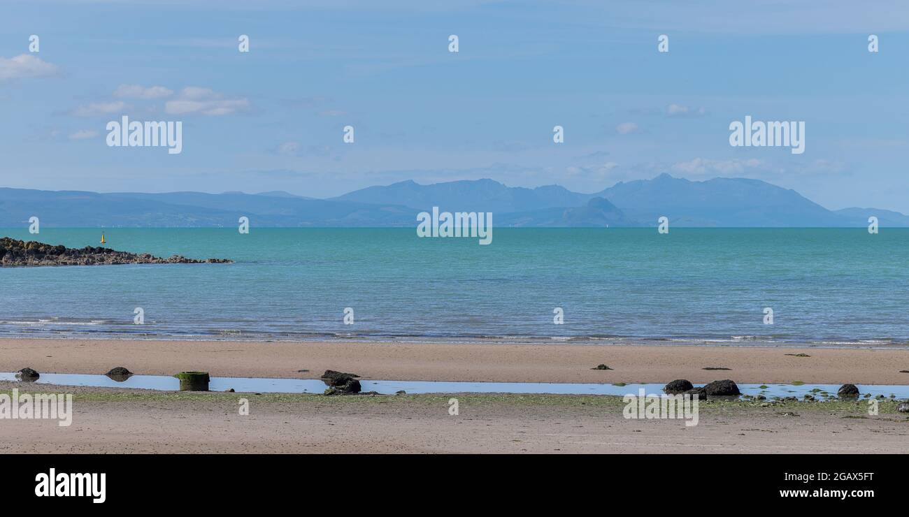 Aufgenommen vom Strand in Maidens, South Ayrshire in Schottland, gelegen am Firth of Clyde mit Blick auf die Isle of Arran und die Mull of Kintyre Stockfoto