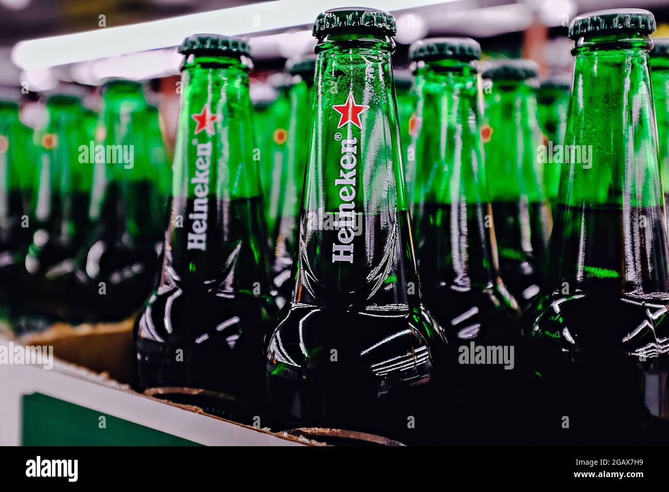 Redaktionell selektives Fokusfoto von Heineken Bierflaschen - einer Marke von niederländischem Bier Stockfoto