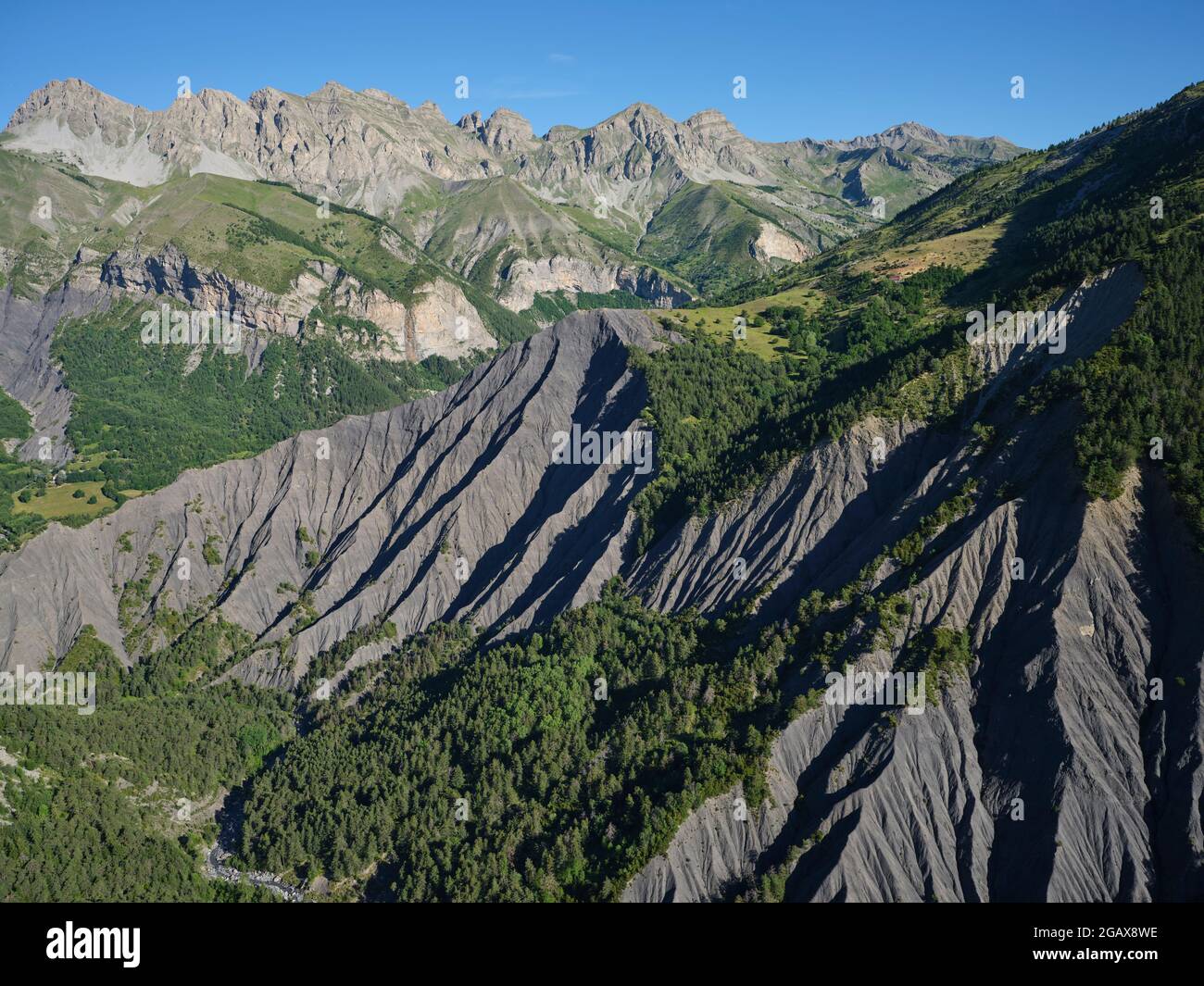 LUFTAUFNAHME. Landschaft aus Schluchten und felsigen Berggipfeln in der Nähe des Dorfes Entraunes; das Tor zum Mercantour Park. Alpes-Maritimes, Frankreich. Stockfoto