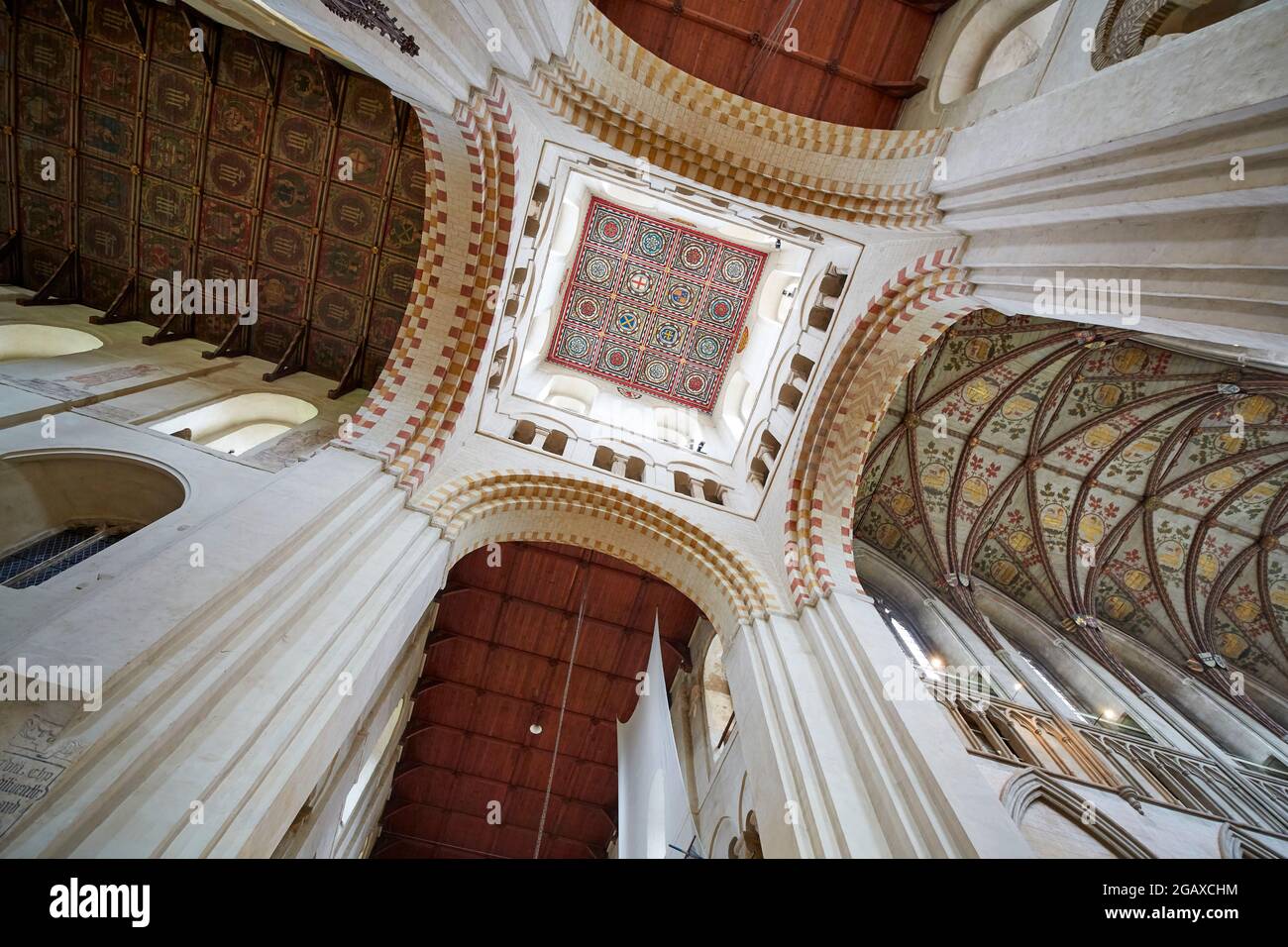 Die Decke des zentralen Turms der St Albans Cathedral ist eine Nachbildung aus den 1950er Jahren. Das zarte Original sitzt jedoch darüber. Stockfoto