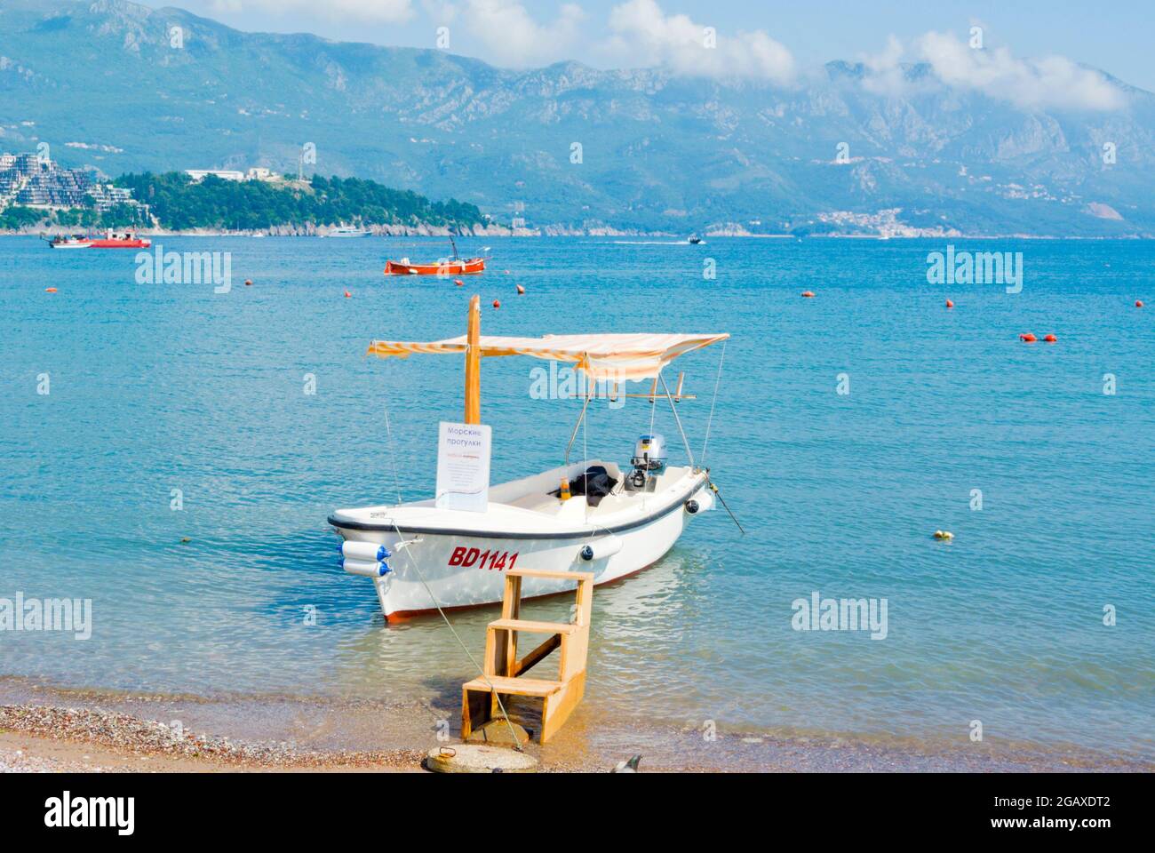 Boot mieten, Slovenska plaza, Budva, Montenegro, Europa Stockfoto