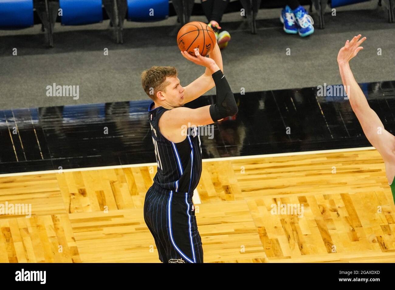 Orlando, Florida, USA, 5. Mai 2021, Orlando Magic Center Moritz Wagner #21 dreht einen Dreipunkt im Amway Center (Foto: Marty Jean-Louis) Stockfoto