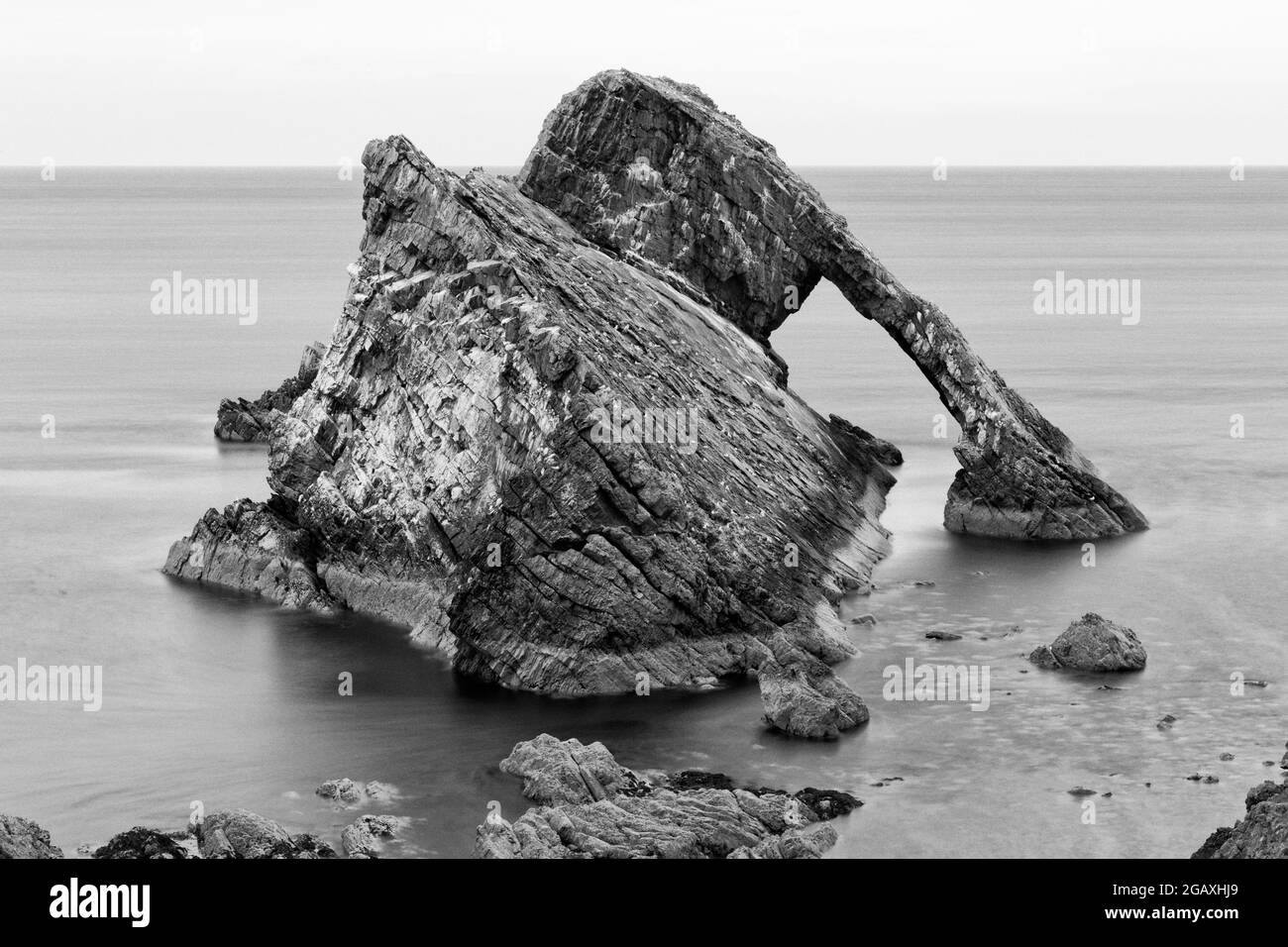 Dramatischer Gesteinsstapel an der Küste von Moray, Schottland Stockfoto