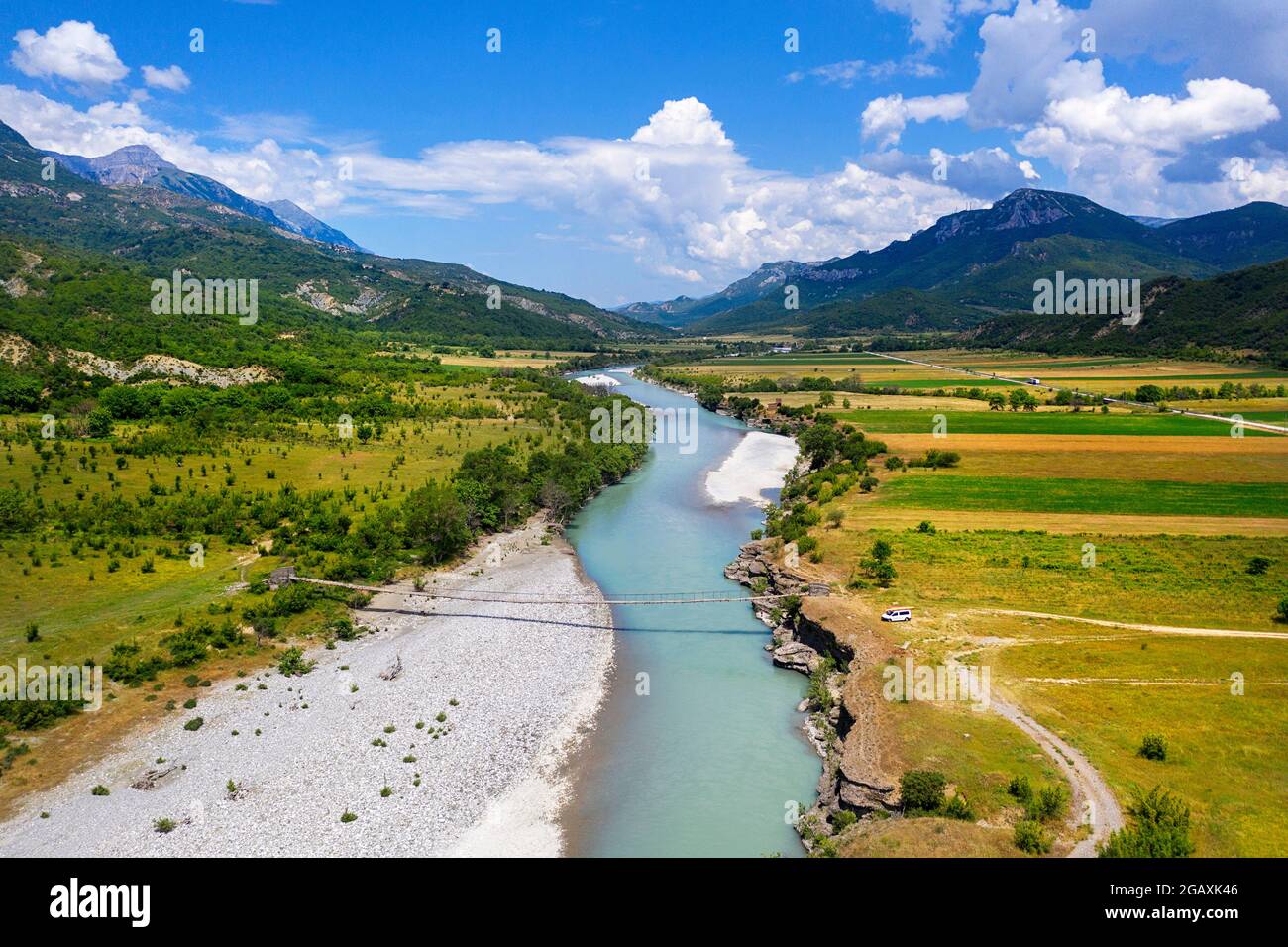 Alte Hängebrücke über den wunderschönen Fluss Vjosa, in der Nähe von Çarçovë, Nemërçka, Gjirokastra, albanien Stockfoto