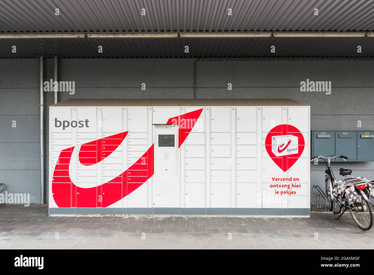 Post-Postfächer im Freien und Paketboxen in der Nähe eines Einkaufszentrums in Zwijndrecht, Flandern, Belgien. Bpost ist auch als Belgische Post Group bekannt. Stockfoto