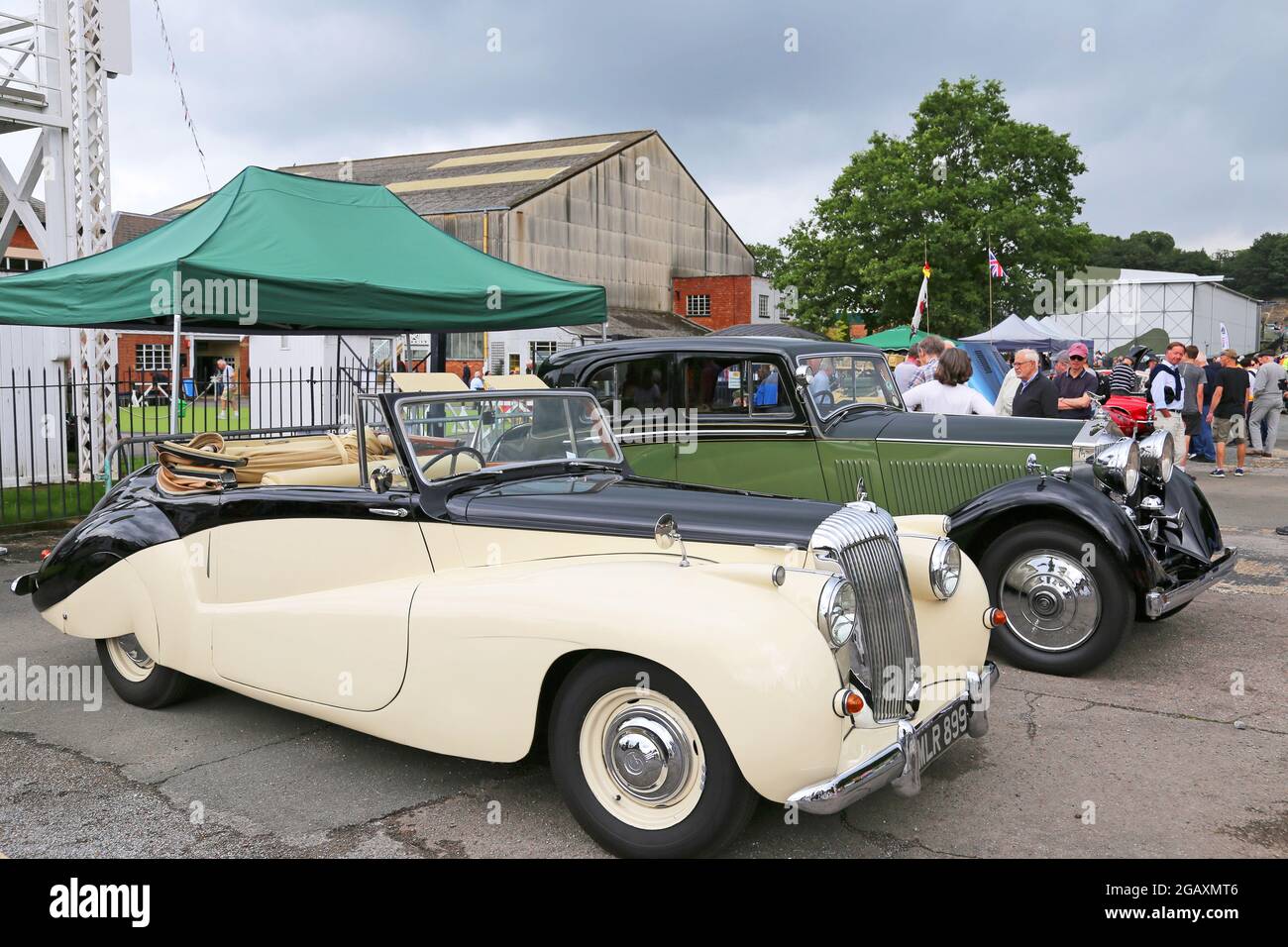 Daimler 2,5 Special Sports Convertible (1951) und Rolls-Royce 20/25 Limousine von Windovers (1935). Brooklands Museum Member Classic Car Show and Retrojumble. Weybridge, Surrey, Großbritannien. 1. August 2021. Hunderte von Oldtimern befüllten die Finishing Straight erneut bei der ersten Massenveranstaltung des Museums nach dem Lockdown. Das Brooklands Museum ist der Ort der weltweit ersten eigens dafür gebauten Rennstrecke, die 1907 erbaut wurde und schließlich durch den Ausbruch des 2. Weltkriegs im Jahr 1939 geschlossen wurde. Kredit: Ian Bottle/Alamy Live News Stockfoto