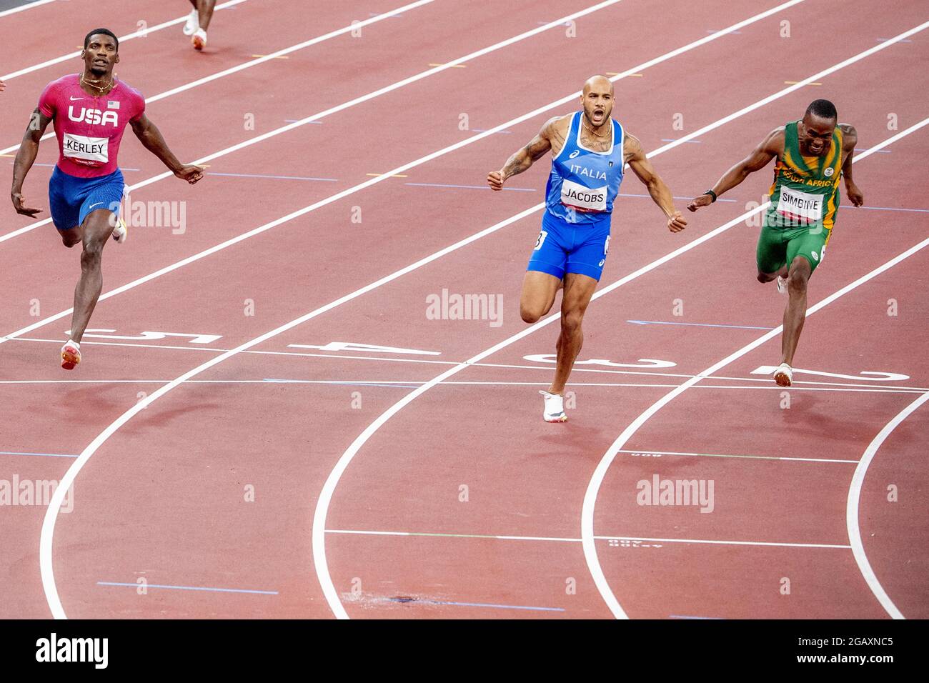 Der Italiener Lamont Marcell Jacobs gewann am 1. August 2021 das 100-Meter-Finale der Männer im Olympiastadion in Tokio, Japan. Mit einer Zeit von 9.80 war er überraschend der schnellste. Fred Kerley aus den Vereinigten Staaten nahm Silber, Andre De Grasse aus Kanada nahm Bronze. Foto von Robin Utrecht/ABACAPRESS.COM Stockfoto