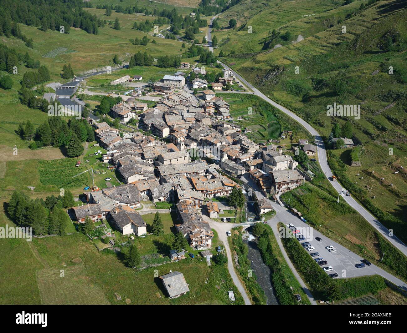 LUFTAUFNAHME. Das höchstgelegene Dorf (1830 m ü.d.M.) des Val Mariata auf der italienischen Seite des Agnelpasses. Chianale, Provinz Cuneo, Piemont, Italien. Stockfoto