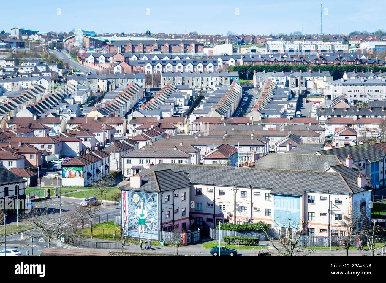 Londonderry, Großbritannien, März 2017. Draufsicht auf Derry Stadt Bogside Wohngebiet an einem sonnigen Tag. Stockfoto