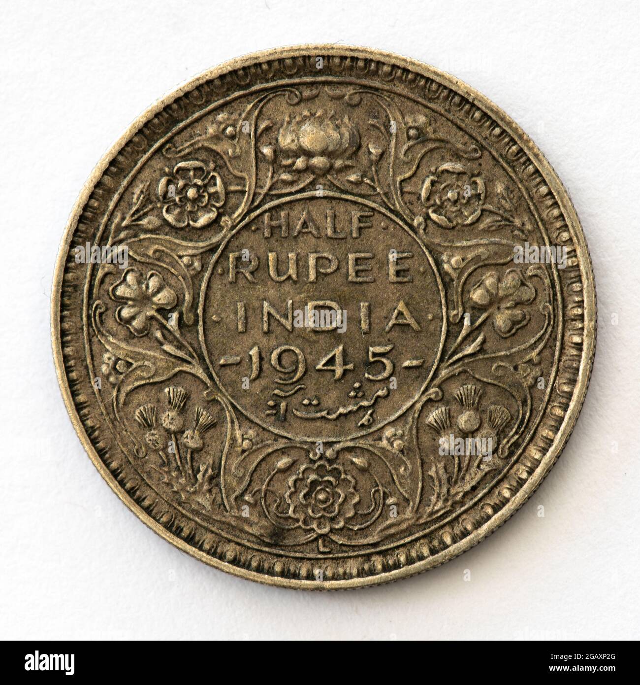 Indische Präunabhängigkeit eine Rupie-Münze (1945) gestochen von Percy Metcalfe. Geprägt in der Münzstätte von Lahore. Stockfoto