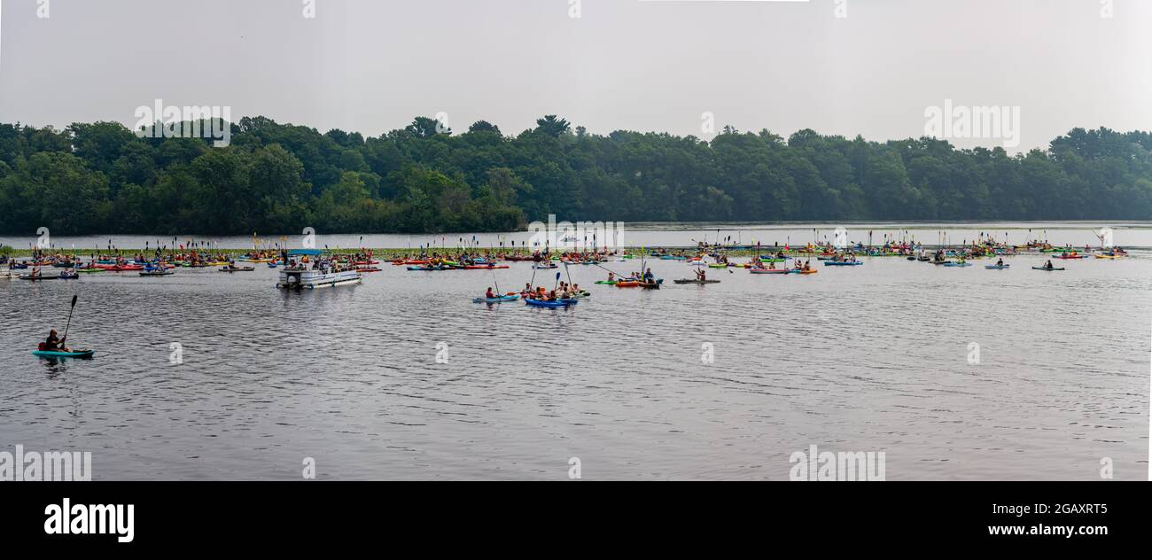 Wausau, Wisconsin, USA, 31. Juli 2021, 7th Annual Paddle Pub Crawl, Ed Giallomardo und Feed the Dog Band unterhalten Kajakfahrer kurz vor dem Start, PAN Stockfoto