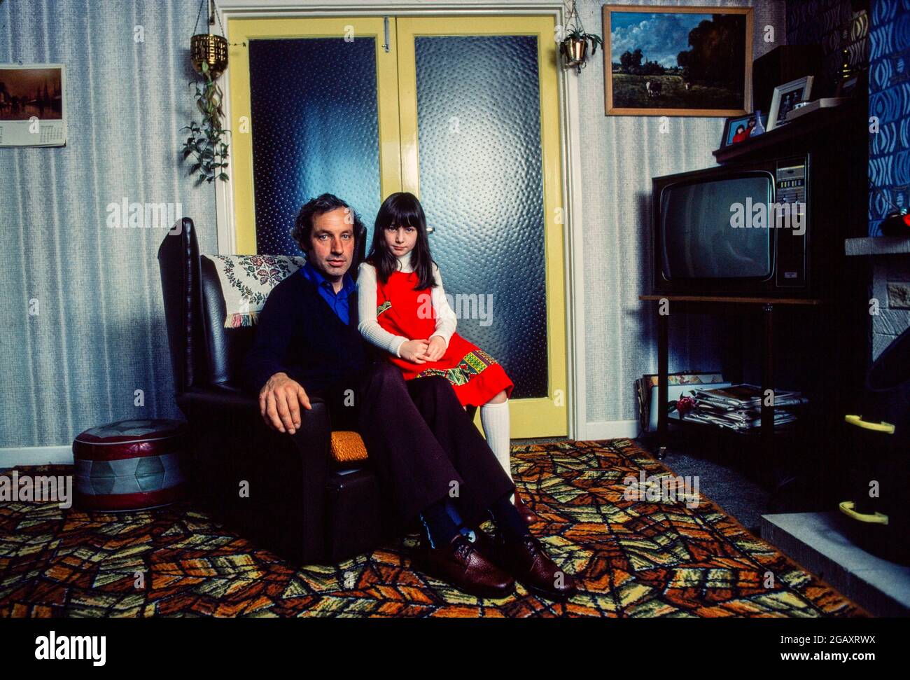 David, Thomas, ein Landarbeiter in Yelvertoft, Northamptonshire, zu Hause mit seiner Tochter Rebecca. Er benutzte 2,4,5-T in einem Rucksack-Sprühgerät und die Chemikalie durchnässte wiederholt seinen Rücken. Seine Frau hatte zwei Fehlgeburten und ihre Tochter wurde mit einem blockierten Harnstoff und einer vergrößerten Niere geboren. Ein Kollege, der einen ähnlichen Knapsak-Sprüher verwendete, erkrankte an Knckenkrebs und starb innerhalb von 12 Monaten. Februar 1981 Stockfoto