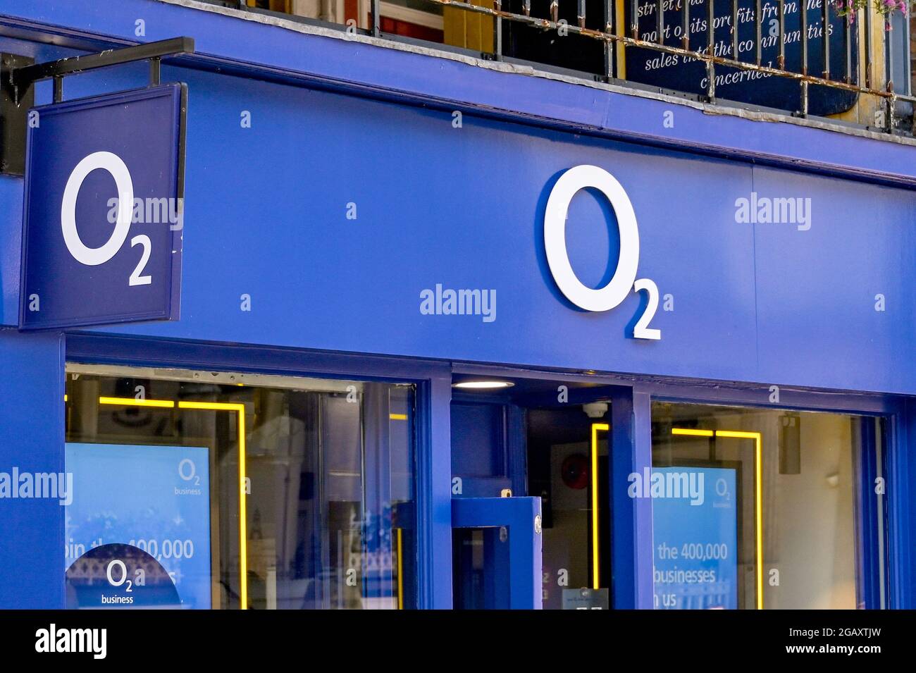 Chester, Cheshire, England - 2021. Juli: Schild über dem Eingang zu einer Niederlassung von O2-Handy-Shops. Stockfoto