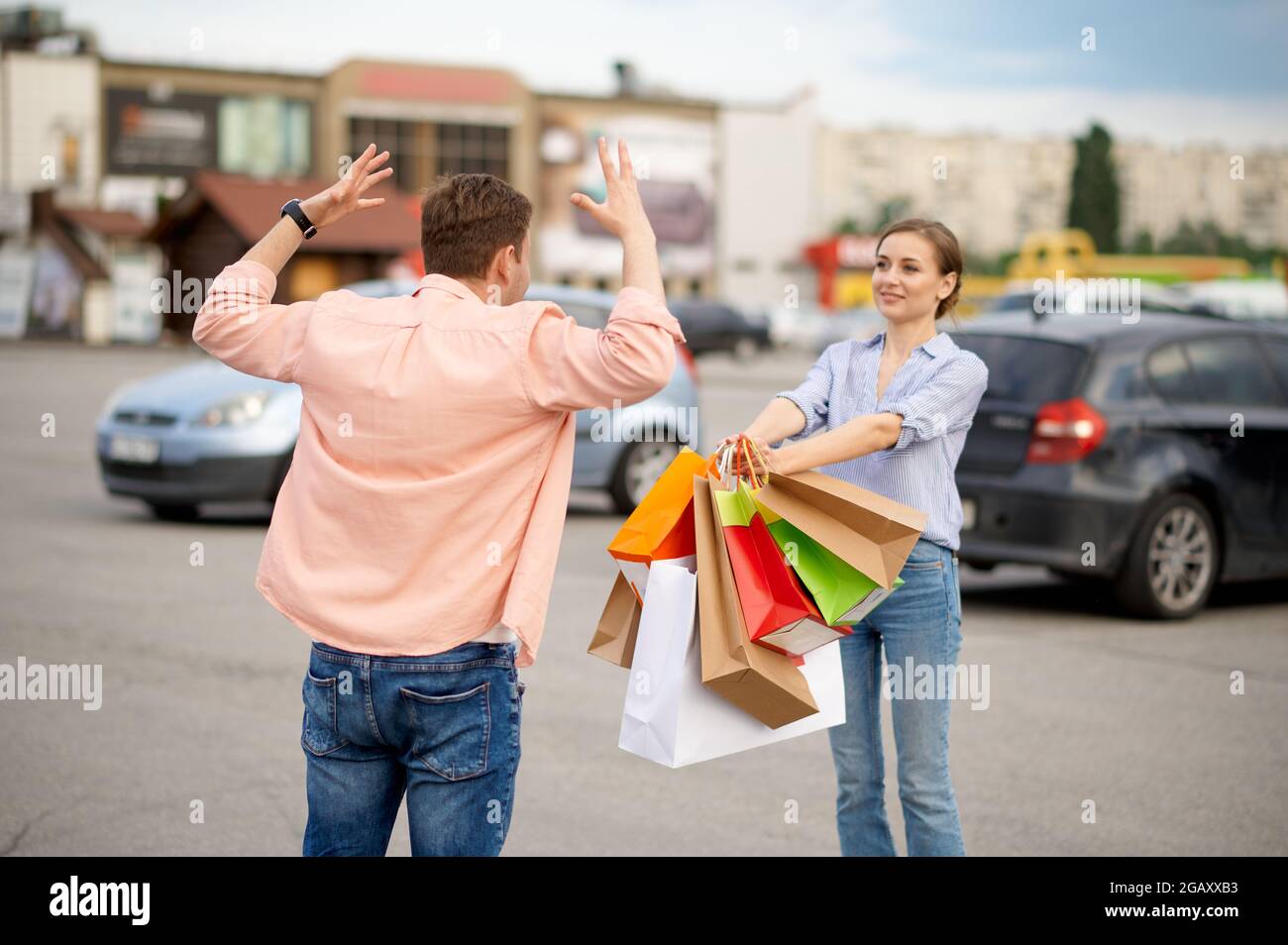 Ehemann ist schockiert über die Einkäufe seiner Frau und das Parken Stockfoto