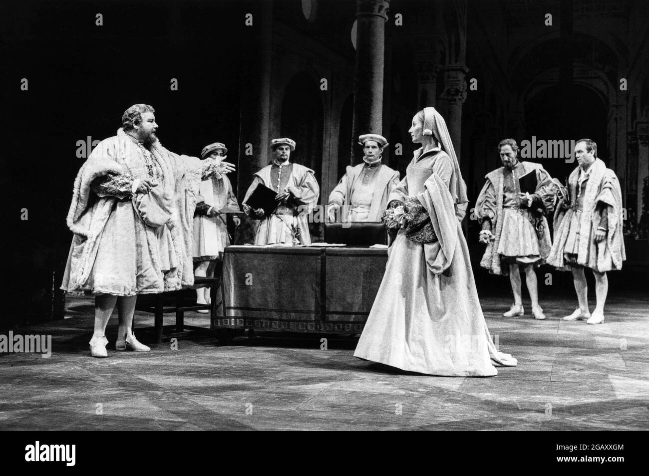 Richard Griffiths (König Henry VIII), Jemma Jones (Katherine of Aragon) in HENRY VIII von Shakespeare bei der Royal Shakespeare Company (RSC), Royal Shakespeare Theatre, Stratford-upon-Avon, England 14/06/1983 Design: Hayden Griffin Beleuchtung: David Hersey Regie: Howard Davies unterstützt von David Edgar Stockfoto