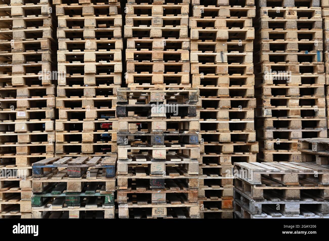 Stapel mit Holzpaletten Stockfoto