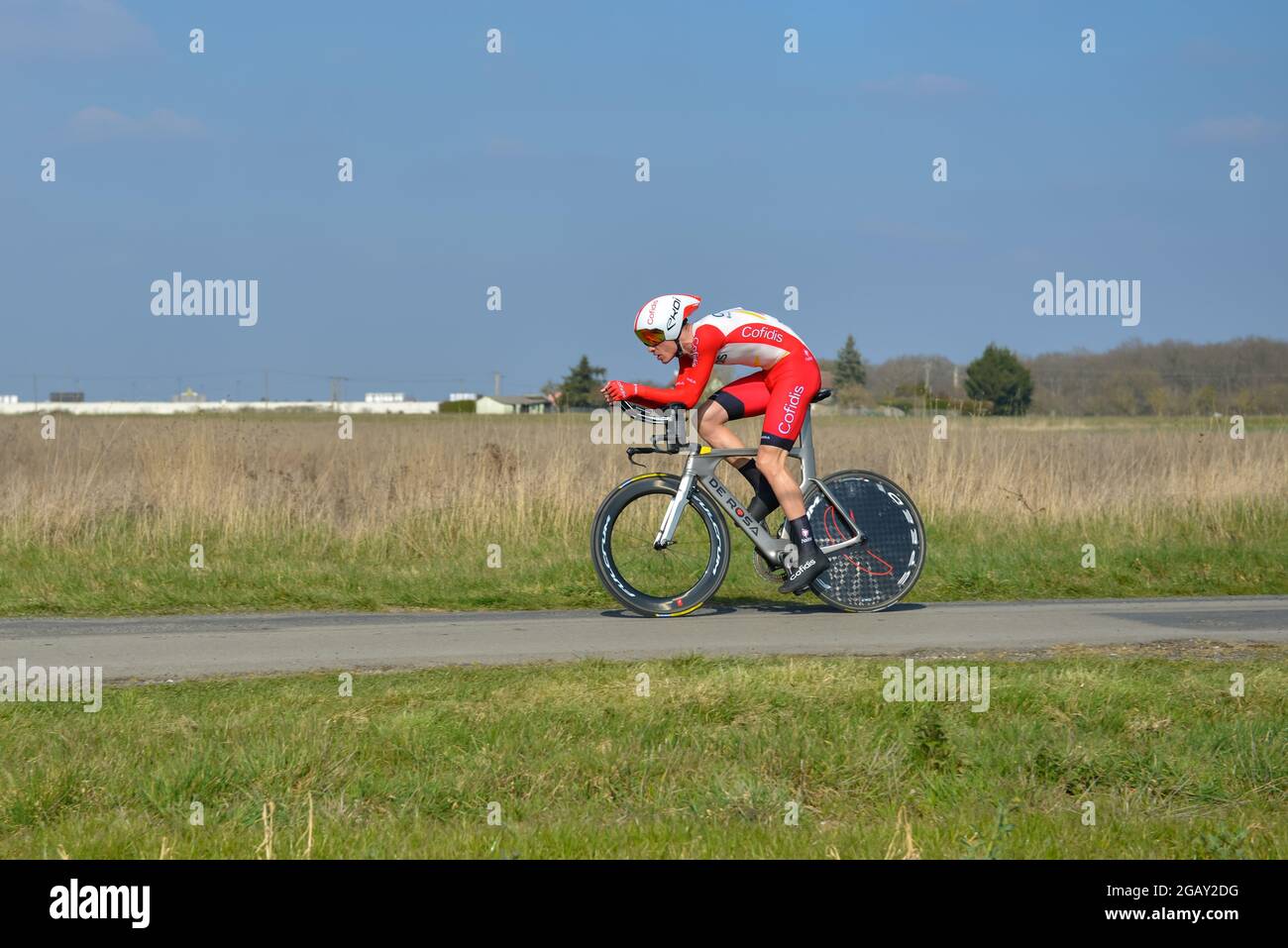 Gien, Frankreich. März 2021. Anthony Perez (Team Cofidis) in Aktion während der 3. Etappe des Radrennens Paris-Nizza.die 3. Etappe ist ein Einzelzeitfahren von 14, 4 Kilometer um die Stadt Gien (Burgund). Etappensieger ist der Schweizer Stefan Biffegger vom Team EF Education - Nippo. Kredit: SOPA Images Limited/Alamy Live Nachrichten Stockfoto