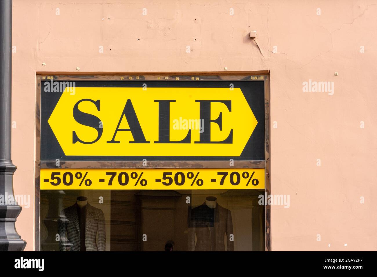 Großes schwarz-gelbes VERKAUFSSCHILD mit -50%, -70%, eingeklebt in das Schaufenster des Schaufensters Stockfoto