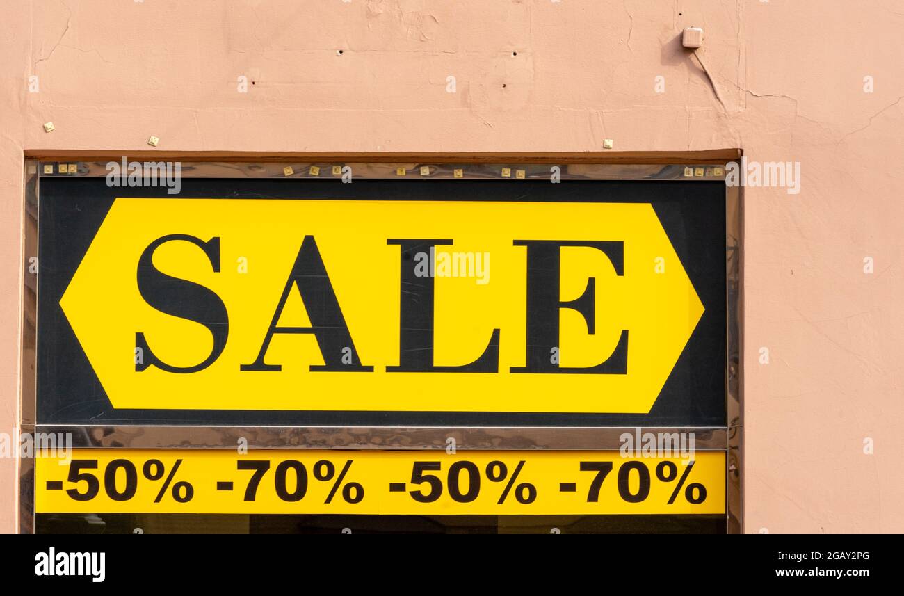 Großes schwarz-gelbes VERKAUFSSCHILD mit -50%, -70%, eingeklebt in das Schaufenster des Schaufensters Stockfoto