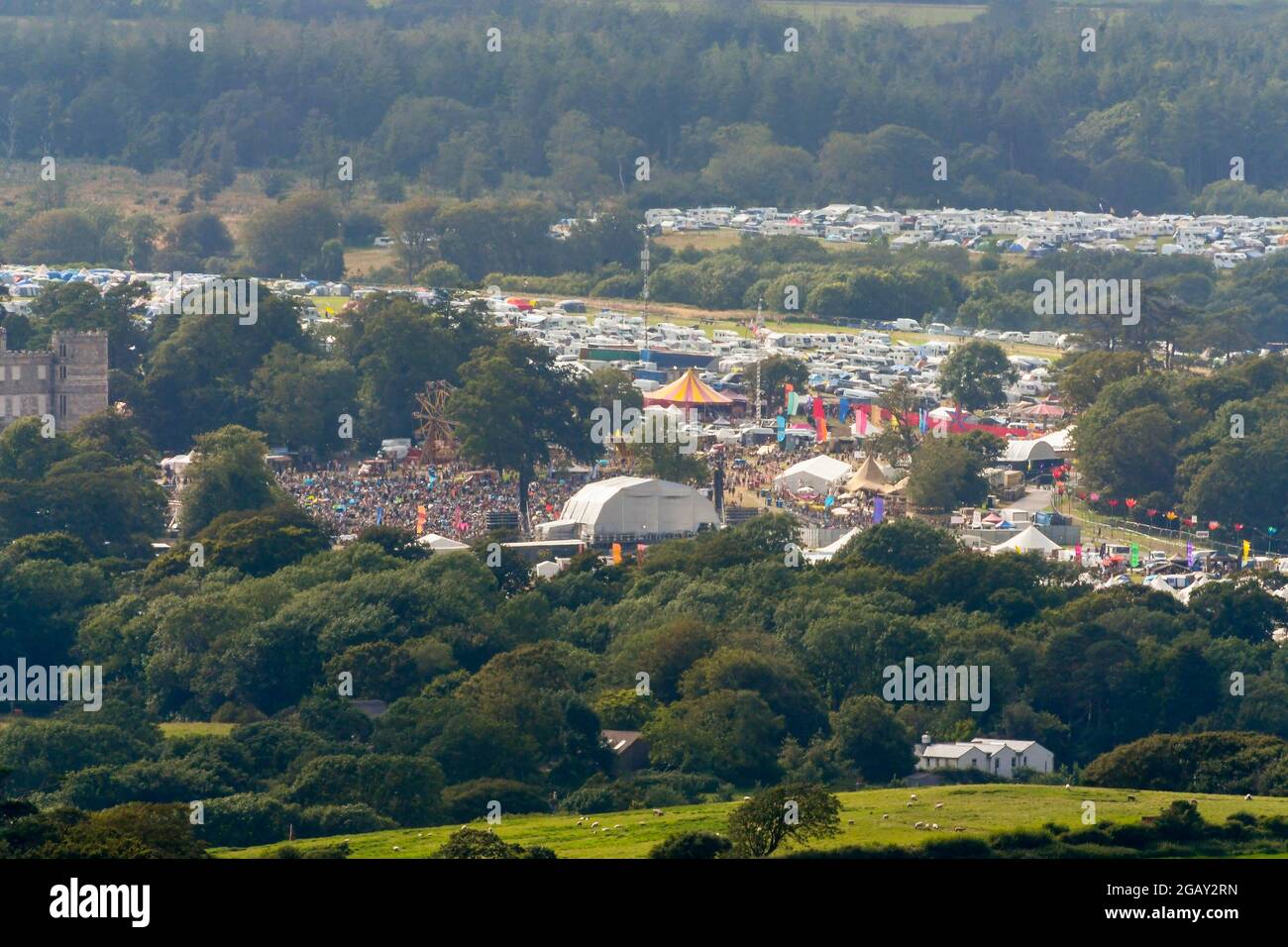 East Lulworth, Dorset, Großbritannien. August 2021. Wetter in Großbritannien: Allgemeine Ansicht des Camp Beestival Musikfestivals, das voll von Nachtschwärmern im Lulworth Castle in Dorset ist. Dies ist der letzte Tag des familienorientierten Festivals, bei dem das Wetter bewölkt und heiß sonnig wird. Bildnachweis: Graham Hunt/Alamy Live News Stockfoto