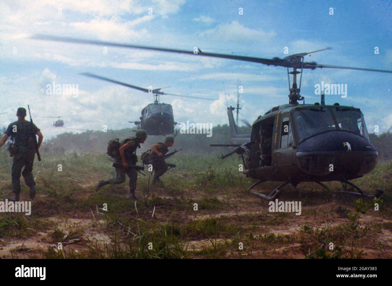 IN DER NÄHE von CU CHI, VIETNAM - 16. Mai 1966 - UH-1D Hubschrauber Luftbrücke Mitglieder des 2. Bataillons der US Army, 14. Infanterie-Regiment von der Filhol Rubber Pla Stockfoto