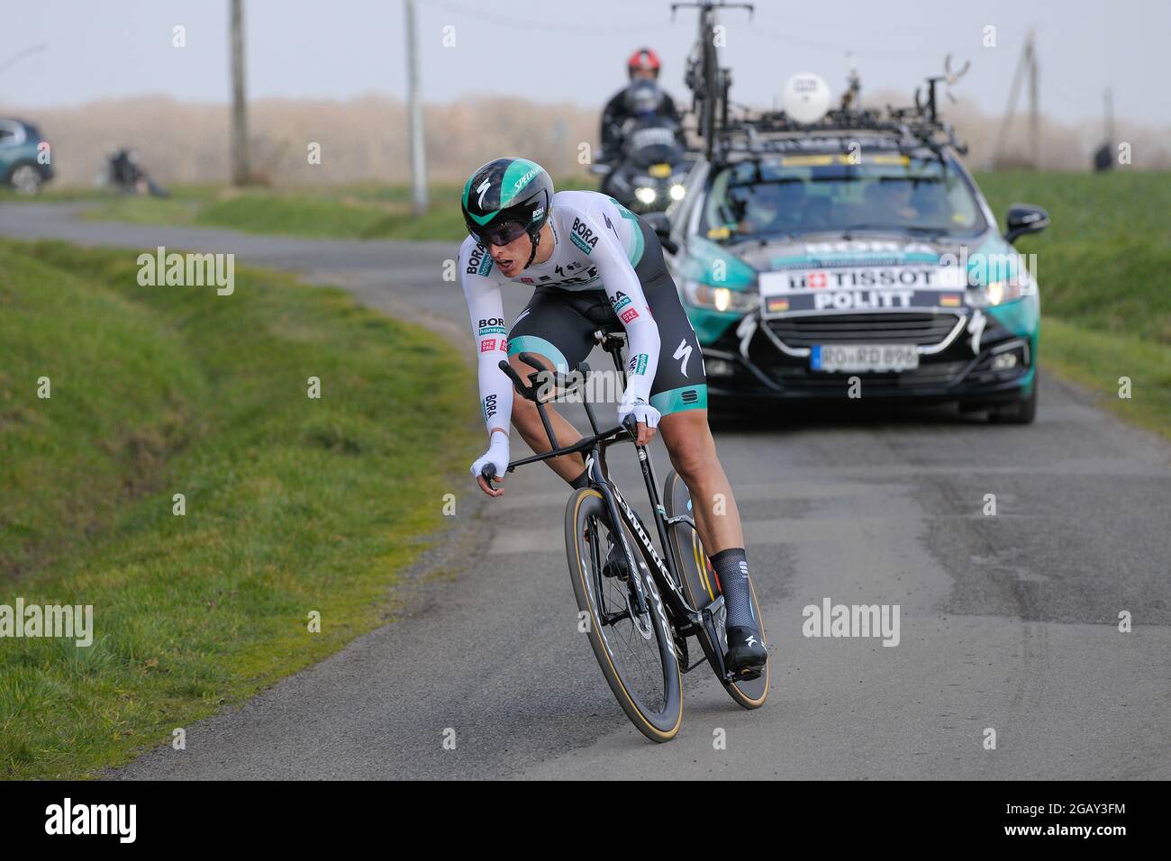 Gien, Frankreich. März 2021. Nils Pollit (Team Bora Hansgrohe) in Aktion während der 3. Etappe des Radrennens Paris-Nizza.die 3. Etappe ist ein Einzelzeitfahren von 14, 4 Kilometer um die Stadt Gien (Burgund). Etappensieger ist der Schweizer Stefan Biffegger vom Team EF Education - Nippo. (Foto: Laurent Coust/SOPA Images/Sipa USA) Quelle: SIPA USA/Alamy Live News Stockfoto