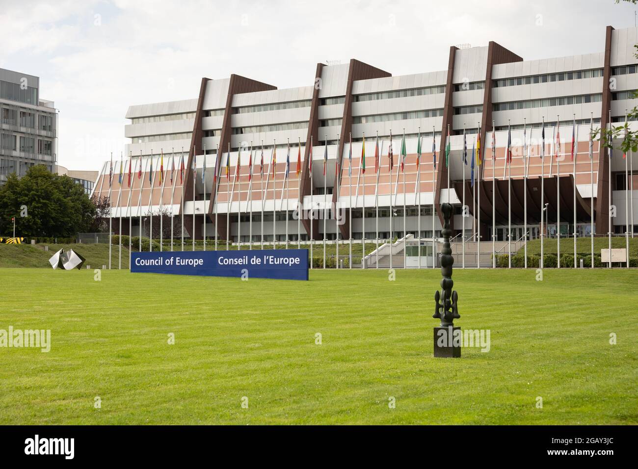 Der Rasen vor dem Gebäude des Europarates, Straßburg, Frankreich, 24.07.2021. Stockfoto