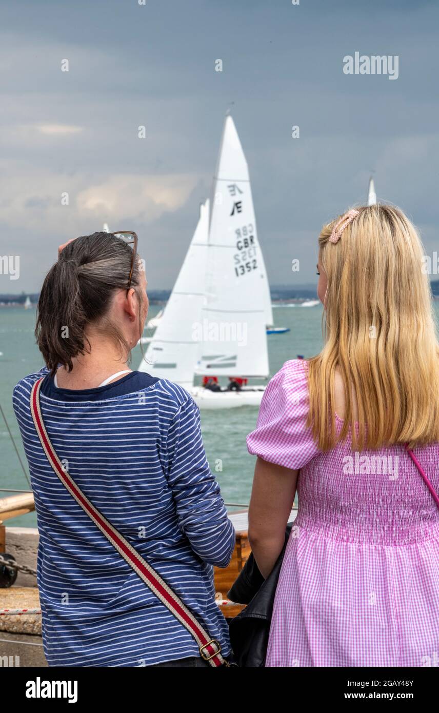 cowe Week, Insel wight, zwei attraktive Mädchen, Zuschauer, Segelregatten für Jachten, Segelregatten, Freunde, die den Jachtrennen in cowes zuschauen. Stockfoto