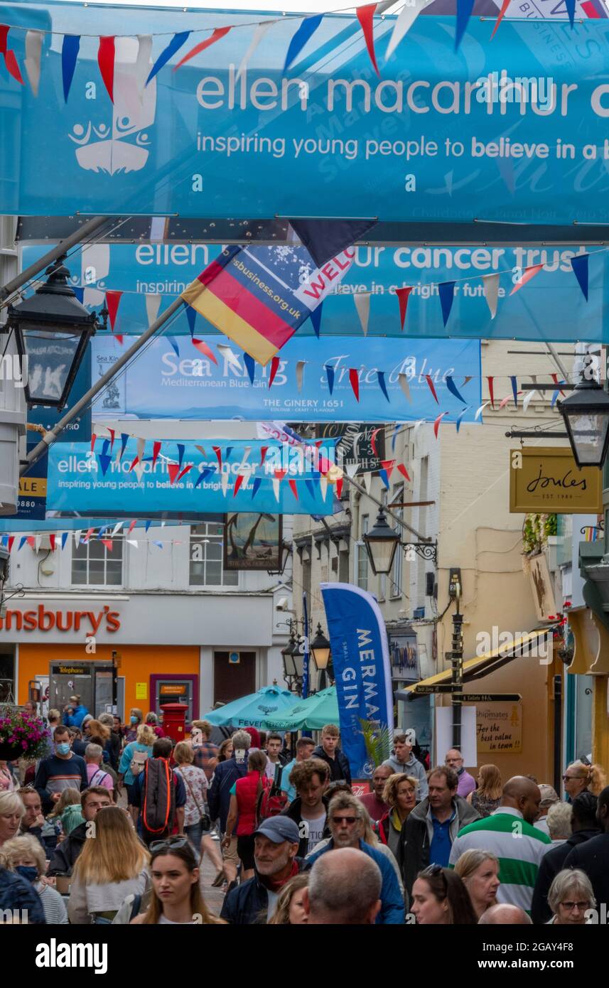 cowes Week, Isle of wight, cowes High Street, cowes Yachting Regatta, cowes jährliche Segelregatta, Menschenmassen in der cowes Week, Menschenmassen während der cowes Week Stockfoto