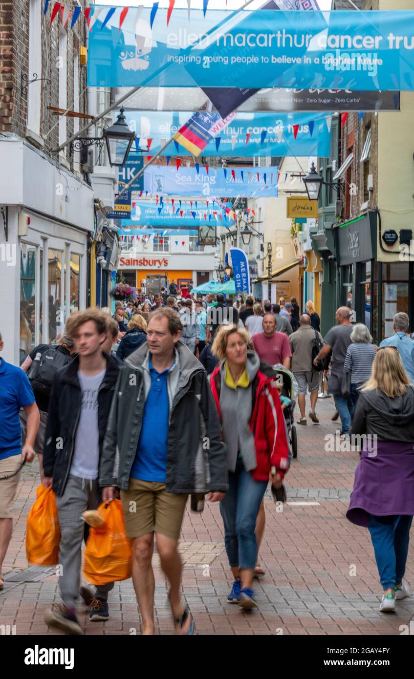 cowes Week, Isle of wight, cowes High Street, cowes Yachting Regatta, cowes jährliche Segelregatta, Menschenmassen in der cowes Week, Menschenmassen während der cowes Week Stockfoto