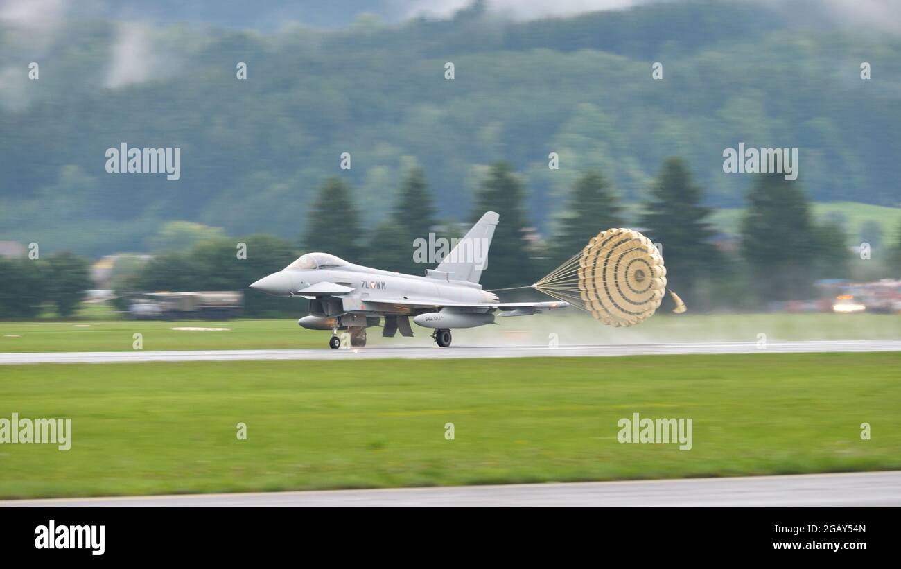 Zeltweg, Österreich 6. SEPTEMBER 2019 bei starkem Regen landet der Kampfjet mit offenem Fallschirm auf der Startbahn. Eurofighter Typhoon der österreichischen Luftwaffe Stockfoto