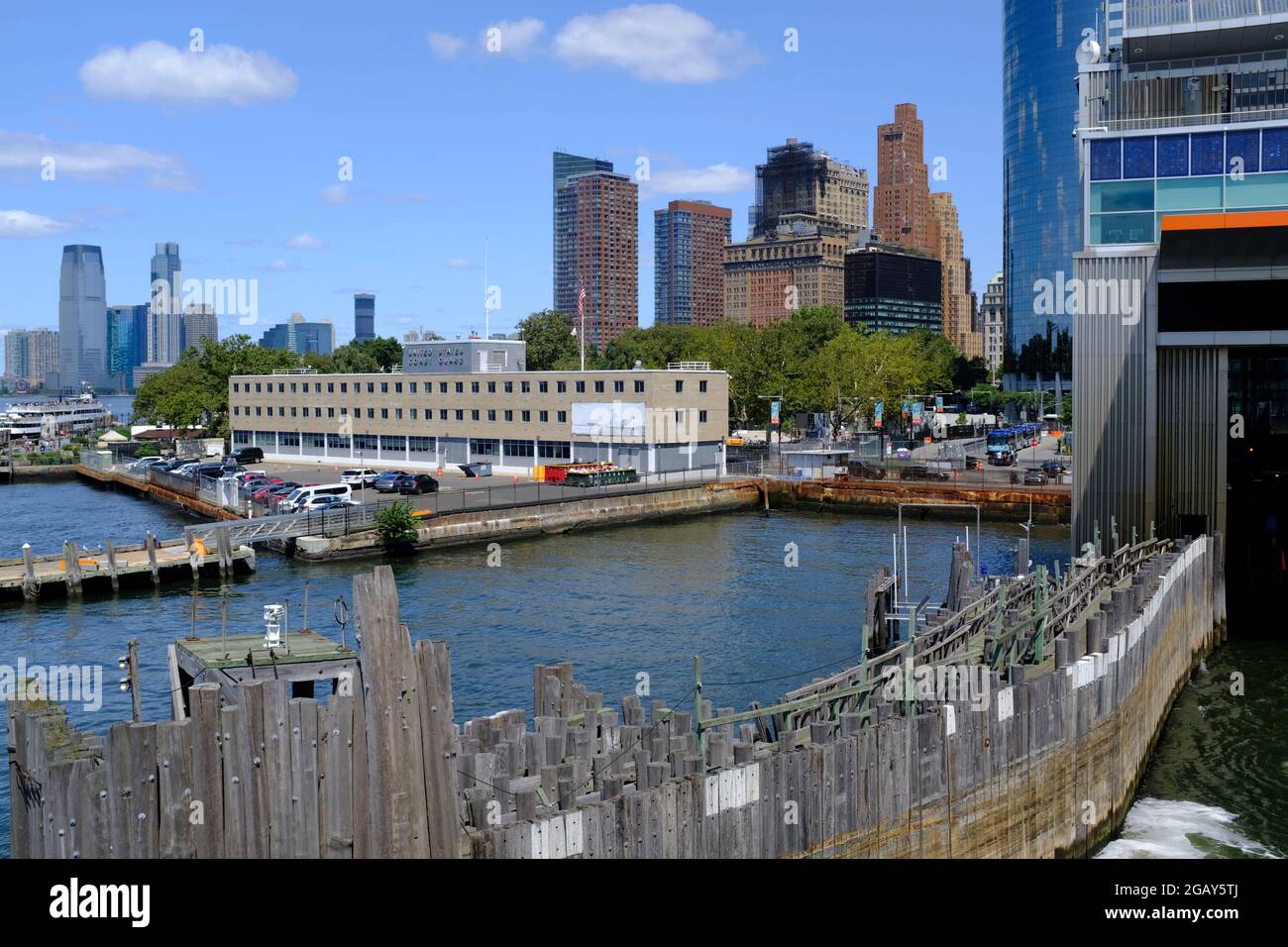 Blick von der Staten Island Ferry, die am Whitehall Terminal in New York City einfährt Stockfoto