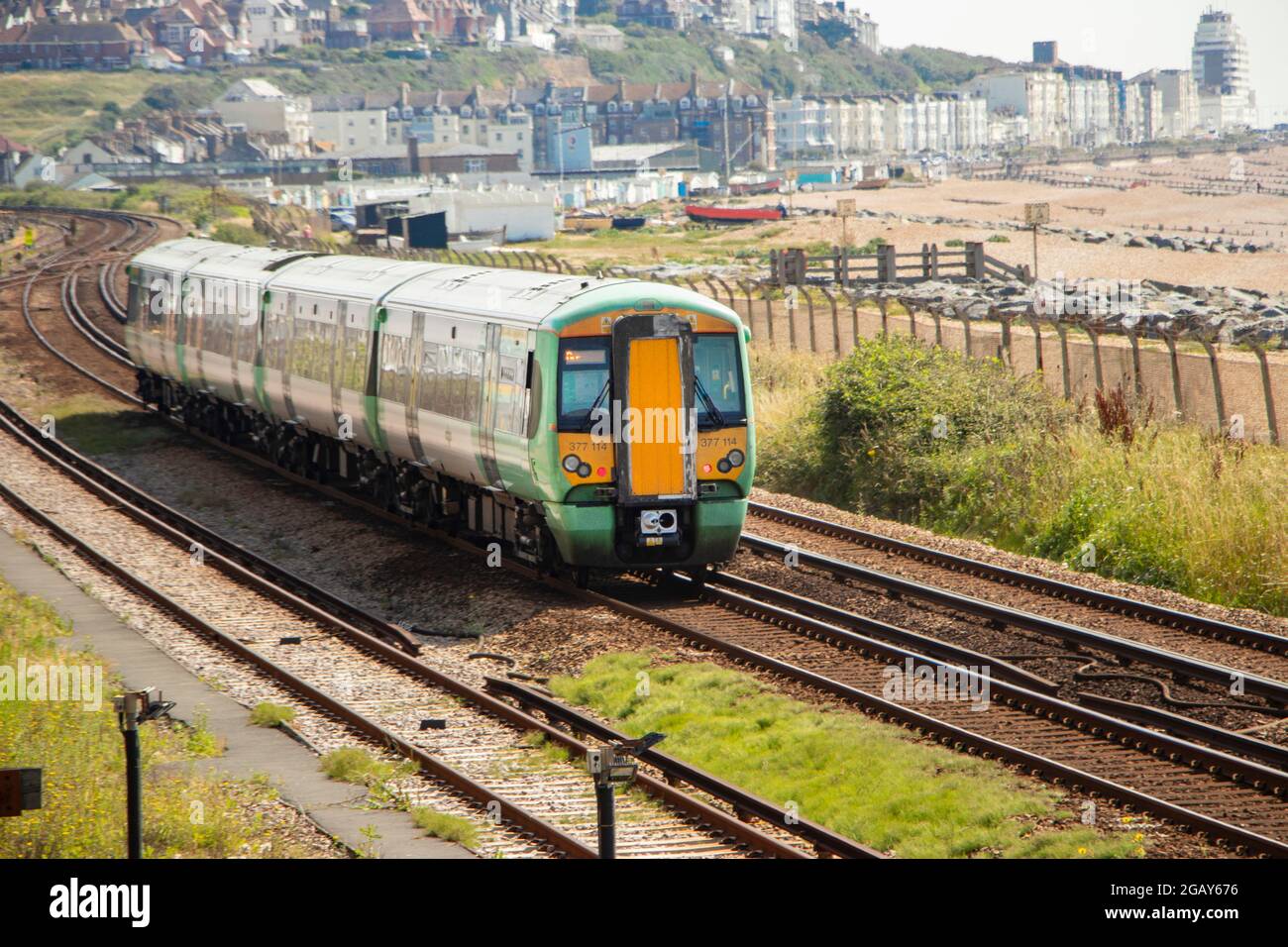 Lokale südöstliche EMU Zug auf Gleisen am Meer St. Leonards on Sea, East Sussex Stockfoto