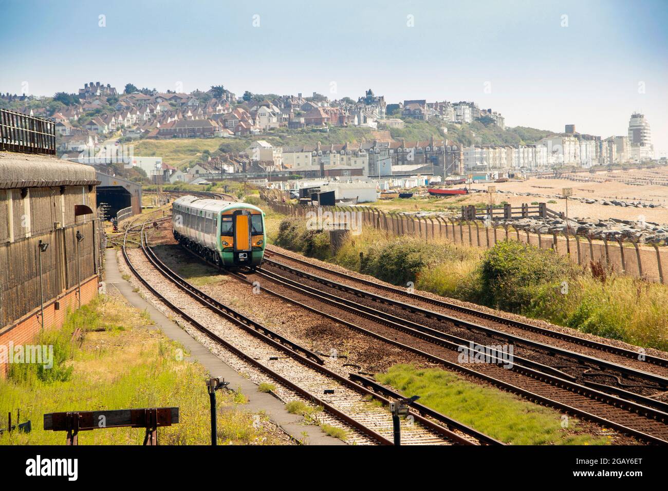 Lokale südöstliche EMU Zug auf Gleisen am Meer St. Leonards on Sea, East Sussex Stockfoto