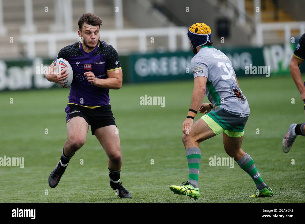 Newcastle, Großbritannien. März 2021. NEWCASTLE UPON TYNE, Großbritannien 1. AUGUST Sam Wilde von Newcastle Thunder tritt gegen Louis Jouffret von Whitehaven während des BETFRED Championship-Spiels zwischen Newcastle Thunder und Whitehaven RLFC im Kingston Park, Newcastle, am Sonntag, 1. August 2021, an. (Kredit: Chris Lishman | MI News) Kredit: MI Nachrichten & Sport /Alamy Live News Stockfoto