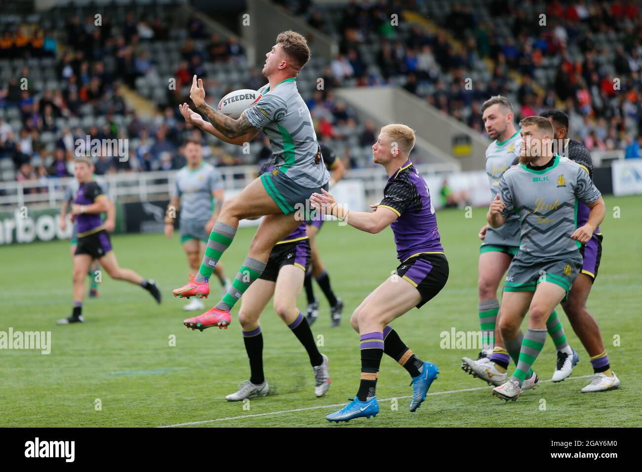 Newcastle, Großbritannien. März 2021. NEWCASTLE UPON TYNE, Großbritannien 1. AUGUST Andrew Bulman aus Whitehaven nimmt einen hohen Ball unter Druck von Kieran Gill aus Newcastle Thunder während des BETFRED Championship-Spiels zwischen Newcastle Thunder und Whitehaven RLFC im Kingston Park, Newcastle am Sonntag, 1. August 2021. (Kredit: Chris Lishman | MI News) Kredit: MI Nachrichten & Sport /Alamy Live News Stockfoto