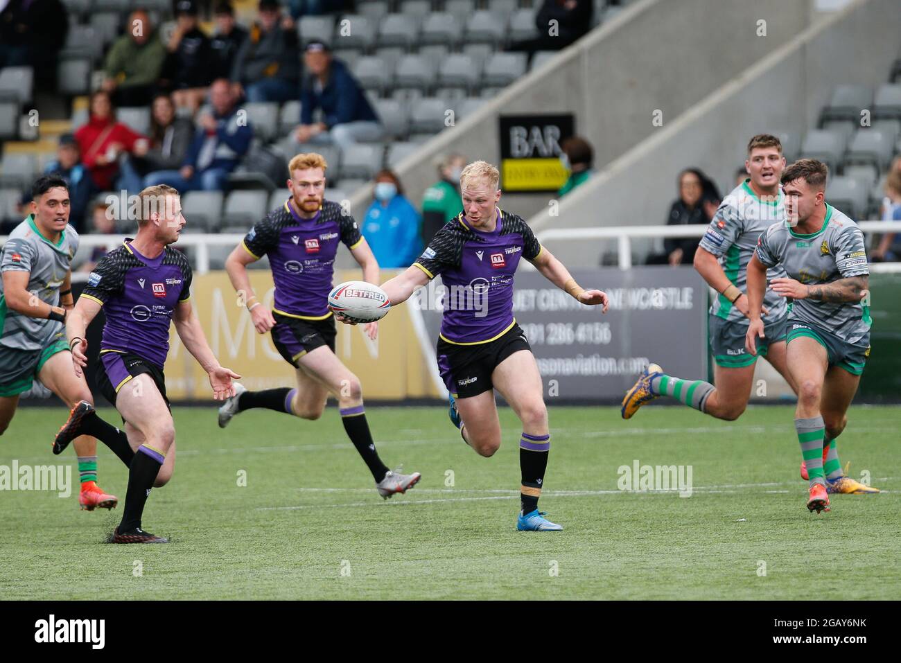 Newcastle, Großbritannien. März 2021. NEWCASTLE UPON TYNE, Großbritannien 1. AUGUST Kieran Gill von Newcastle Thunder Dummies an Josh Woods of Newcastle Thunder während des BETFRED Championship-Spiels zwischen Newcastle Thunder und Whitehaven RLFC im Kingston Park, Newcastle am Sonntag, 1. August 2021. (Kredit: Chris Lishman | MI News) Kredit: MI Nachrichten & Sport /Alamy Live News Stockfoto