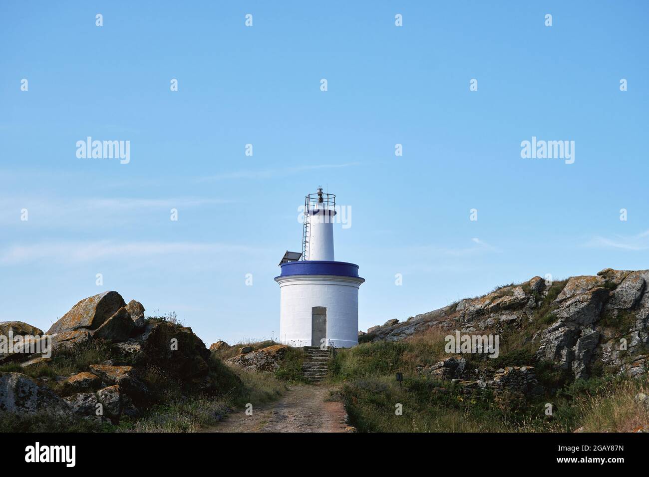 Da Porta Leuchtturm in Illa do Faro, einer der Cies-Inseln im Nationalpark Galizien, Spanien. Stockfoto