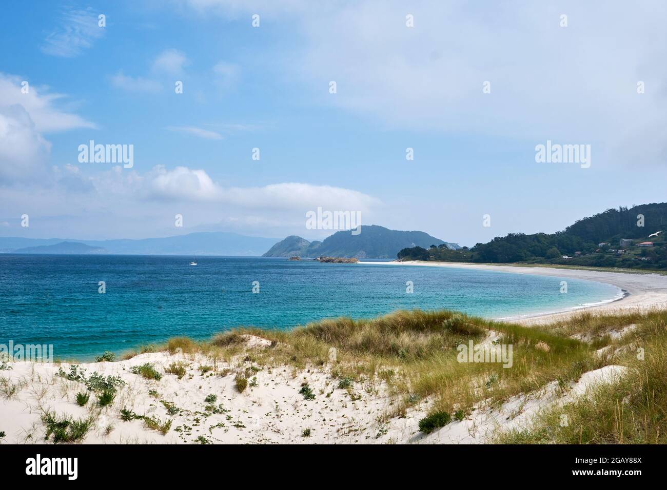 Sanddünen am Strand von Rodas im Cies Islands Naturschutzgebiet, weißer Sand und klares türkisfarbenes Wasser. Nationalpark der Atlantischen Inseln von Galizien, Spa Stockfoto