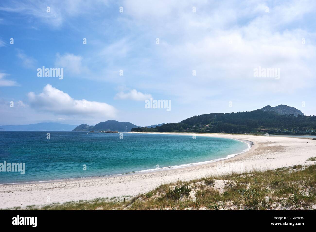 Strand von Rodas in Cies Islands Naturschutzgebiet, weißer Sand und klares türkisfarbenes Wasser. Nationalpark der Atlantischen Inseln von Galizien, Spanien. Stockfoto
