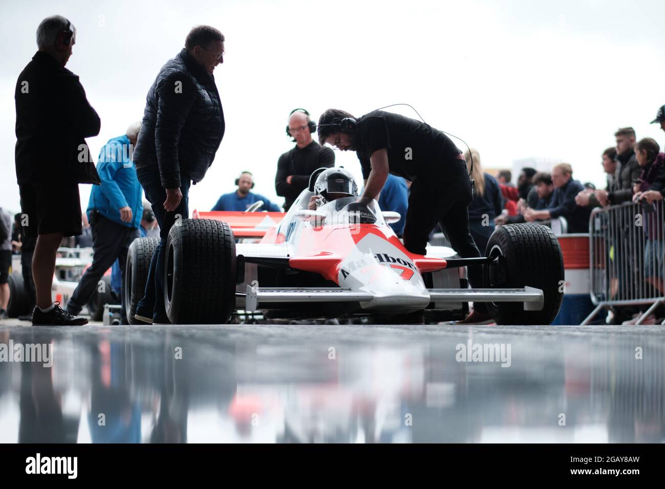 Towcester, Northamptonshire, Großbritannien. August 2021. Meistert den historischen Formel-1-Fahrer Steve Hartley (GB und McLaren MP4/1 während des Classic Motor Racing Festivals auf dem Silverstone Circuit (Foto von Gergo Toth / Alamy Live News) Stockfoto