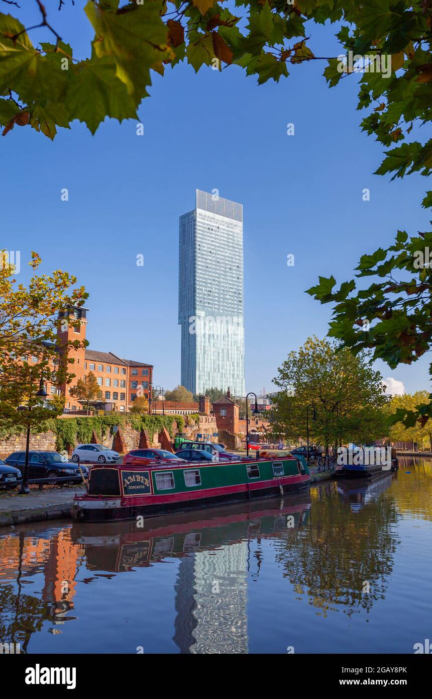 Moderner Wolkenkratzer mit gemischter Nutzung, Beetham Tower (Hilton Tower) in Deansgate, Manchester, vom Bridgewater Canal Towpath im Castlefield Basin-Gebiet aus gesehen Stockfoto