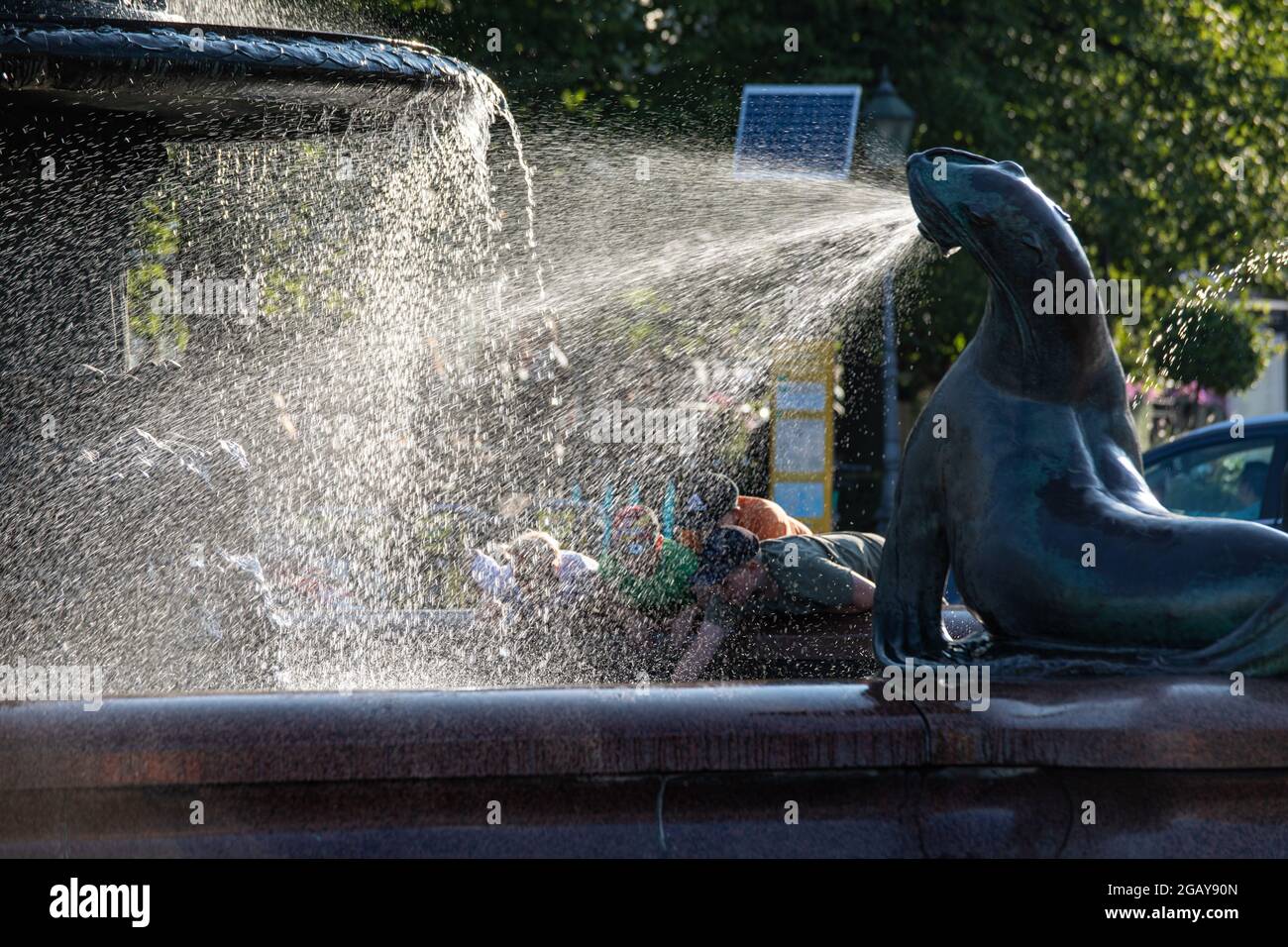 Kinder hinter dem Wasser der Havis Amanda Skulptur in Helsinki, Finnland Stockfoto