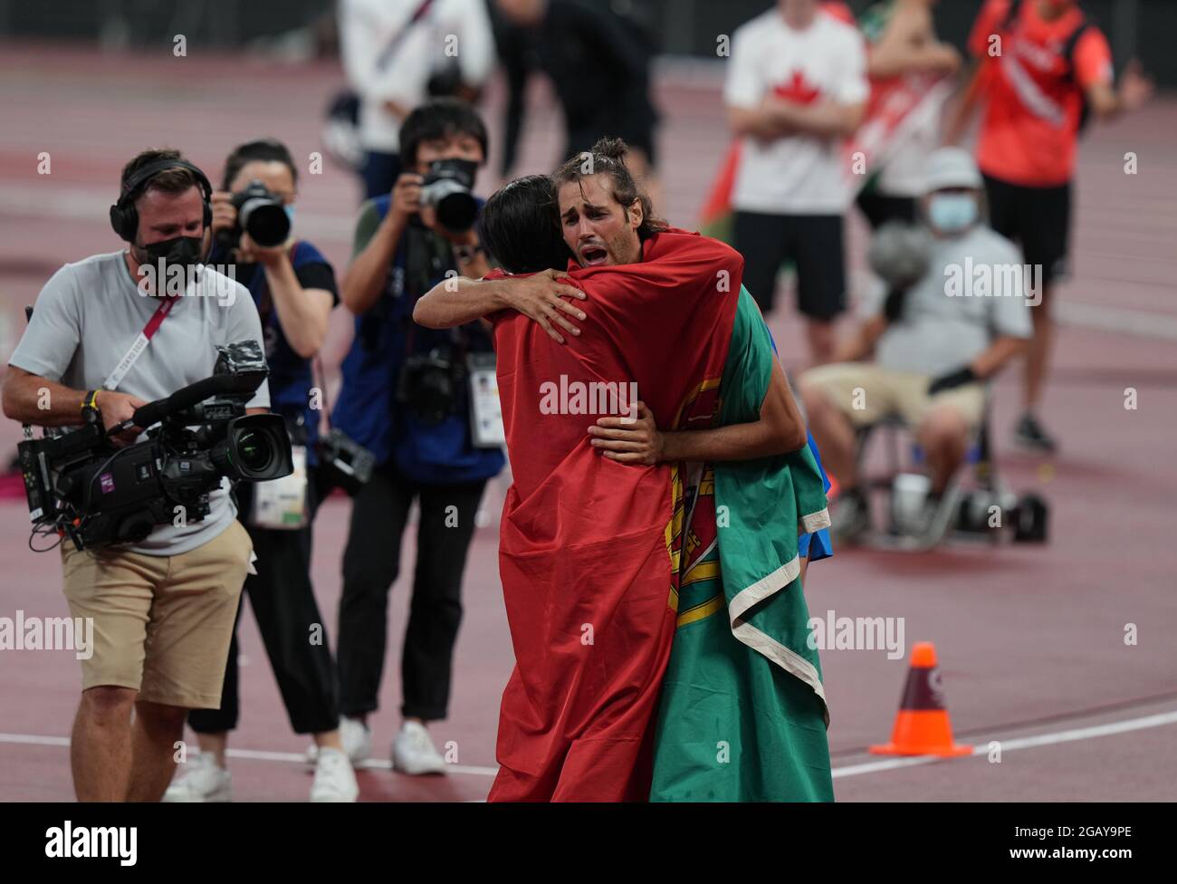 1. August 2021; Olympiastadion, Tokio, Japan: Tag der Olympischen Sommerspiele 9 in Tokio 2020; Triple Jump-Finale für Frauen; PELETEIRO Ana (ESP) umarmt die Herren-Hochsprungsiegerin TAMBERI Gianmarco (ITA) Stockfoto