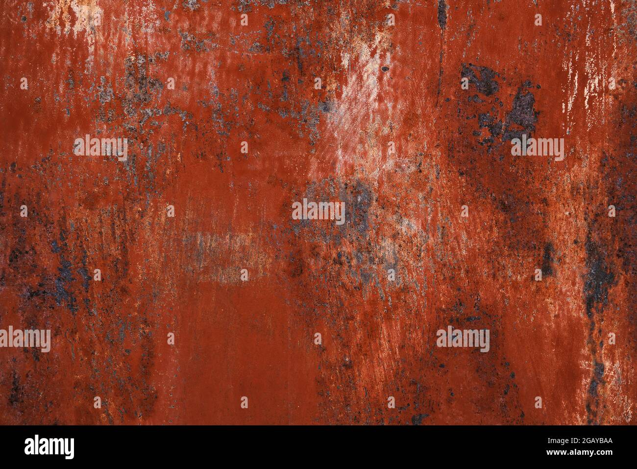 Altes, abgenutztes Metallblech mit rot abblätternder Farbe, grunge Hintergrund oder Textur Stockfoto