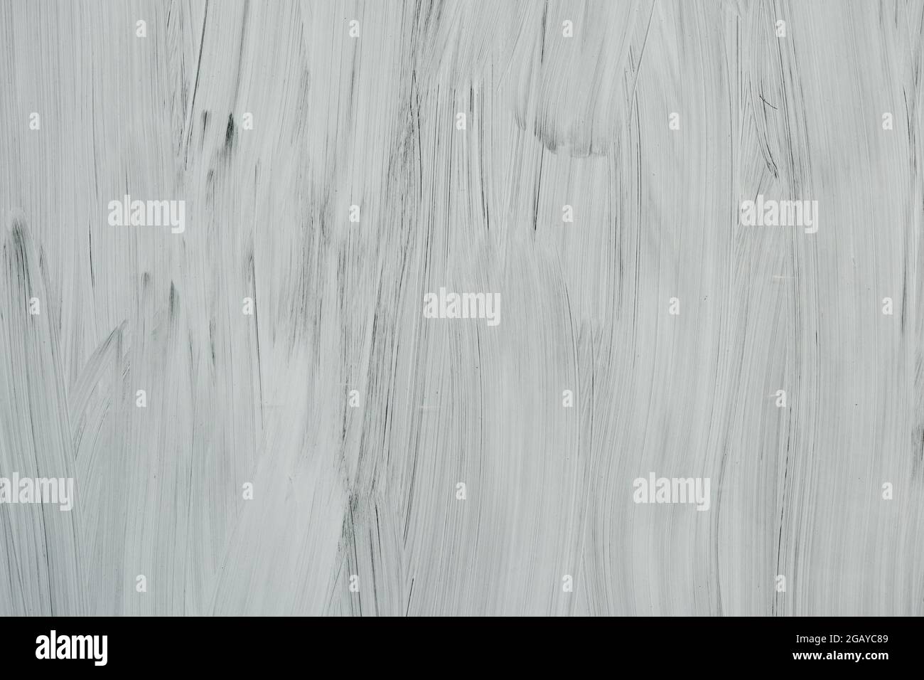 Weiße Malstriche auf einem Schaufenster, abstrakter Hintergrund oder Textur Stockfoto