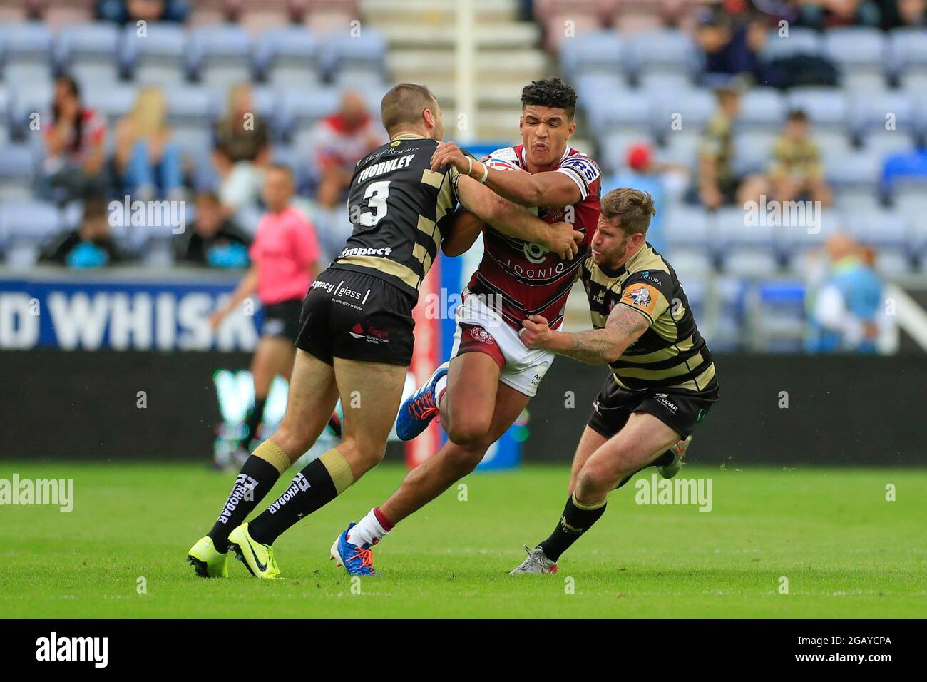 Wigan, Großbritannien. August 2021. Kai Pearce-Paul (27) von Wigan Warriors wird am 8. Januar 2021 von Iain Thornley (3) von Leigh Centurions in Wigan, Großbritannien, angegriffen. (Foto von Conor Molloy/News Images/Sipa USA) Quelle: SIPA USA/Alamy Live News Stockfoto